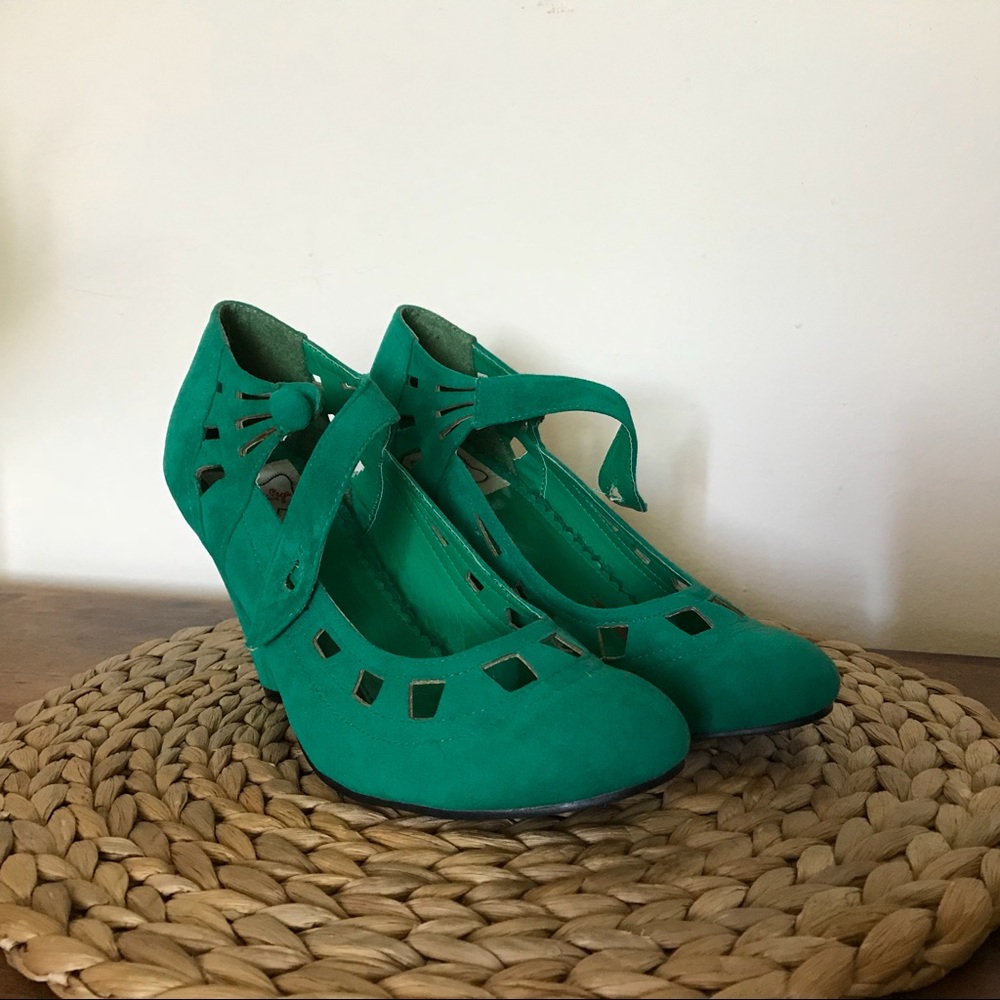 Bettie Page Green pumps